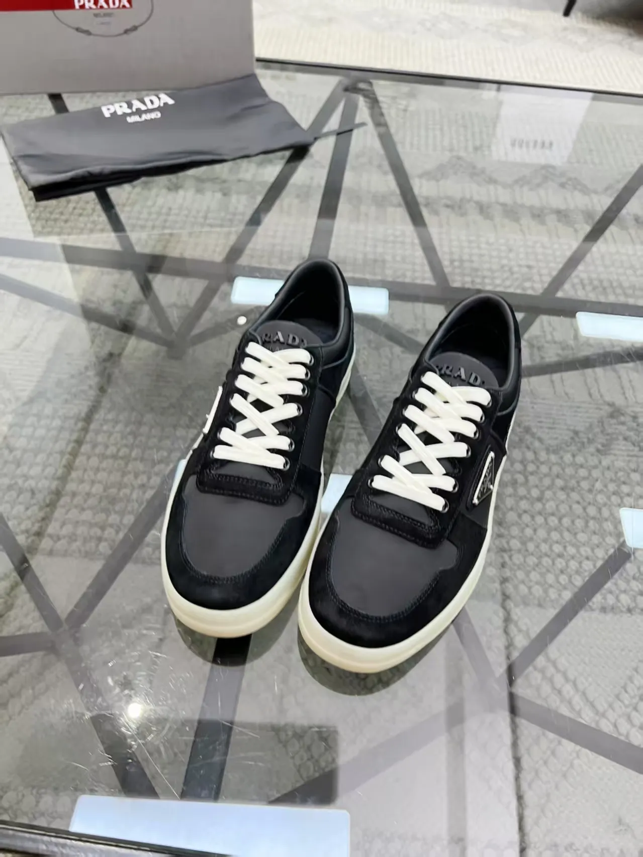 Factory P420💰Prada new men's leather sports shoes, the highest version on the market, any comparison is welcome🆚! The original leather has excellent texture and is super high-end! Fetal sheep net lining imported from Italy, removable pad! Luxurious materials and fine workmanship, highly recommended! Code number: 38--45